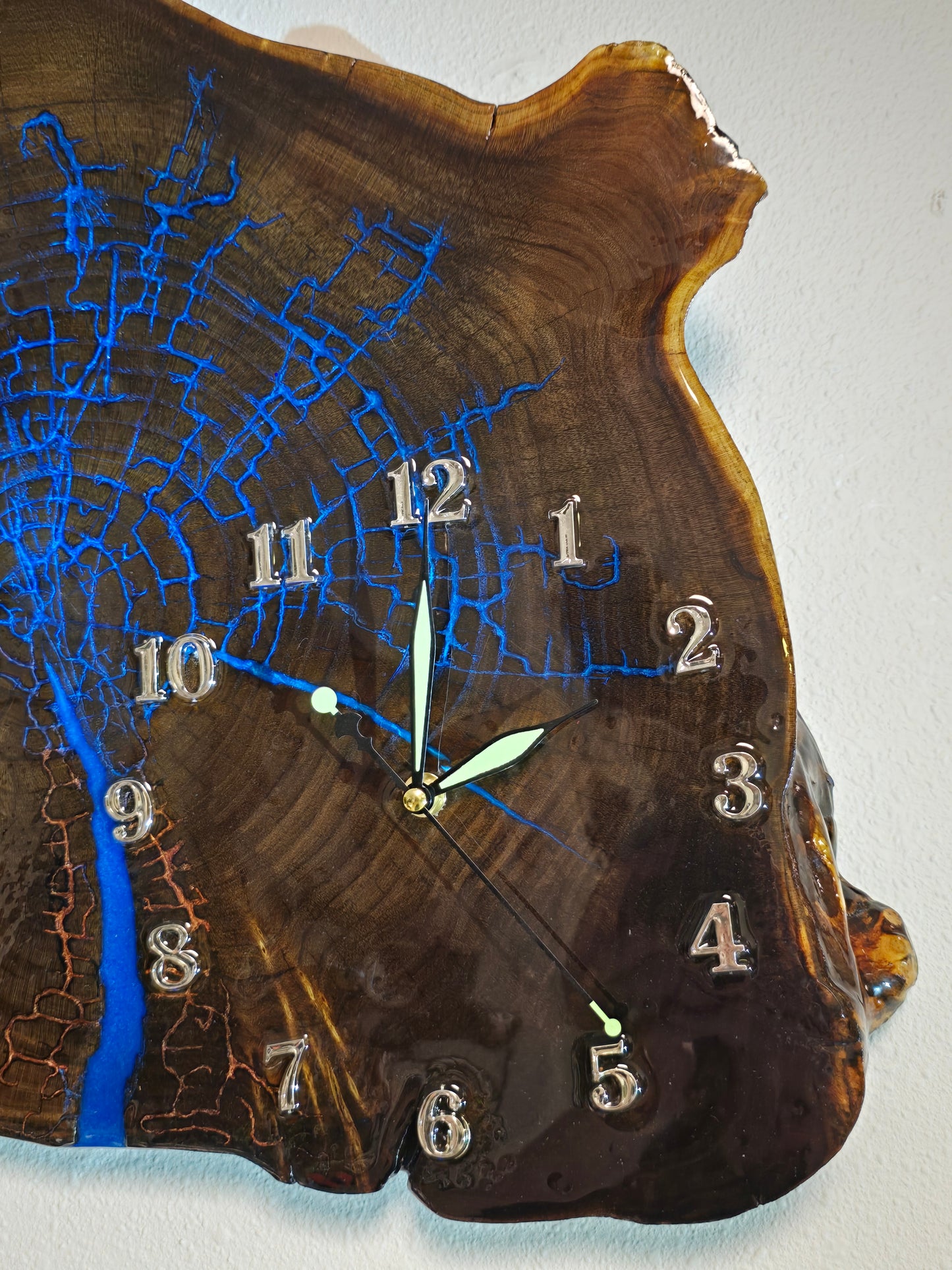 Lichtenberg tree clock in resin.