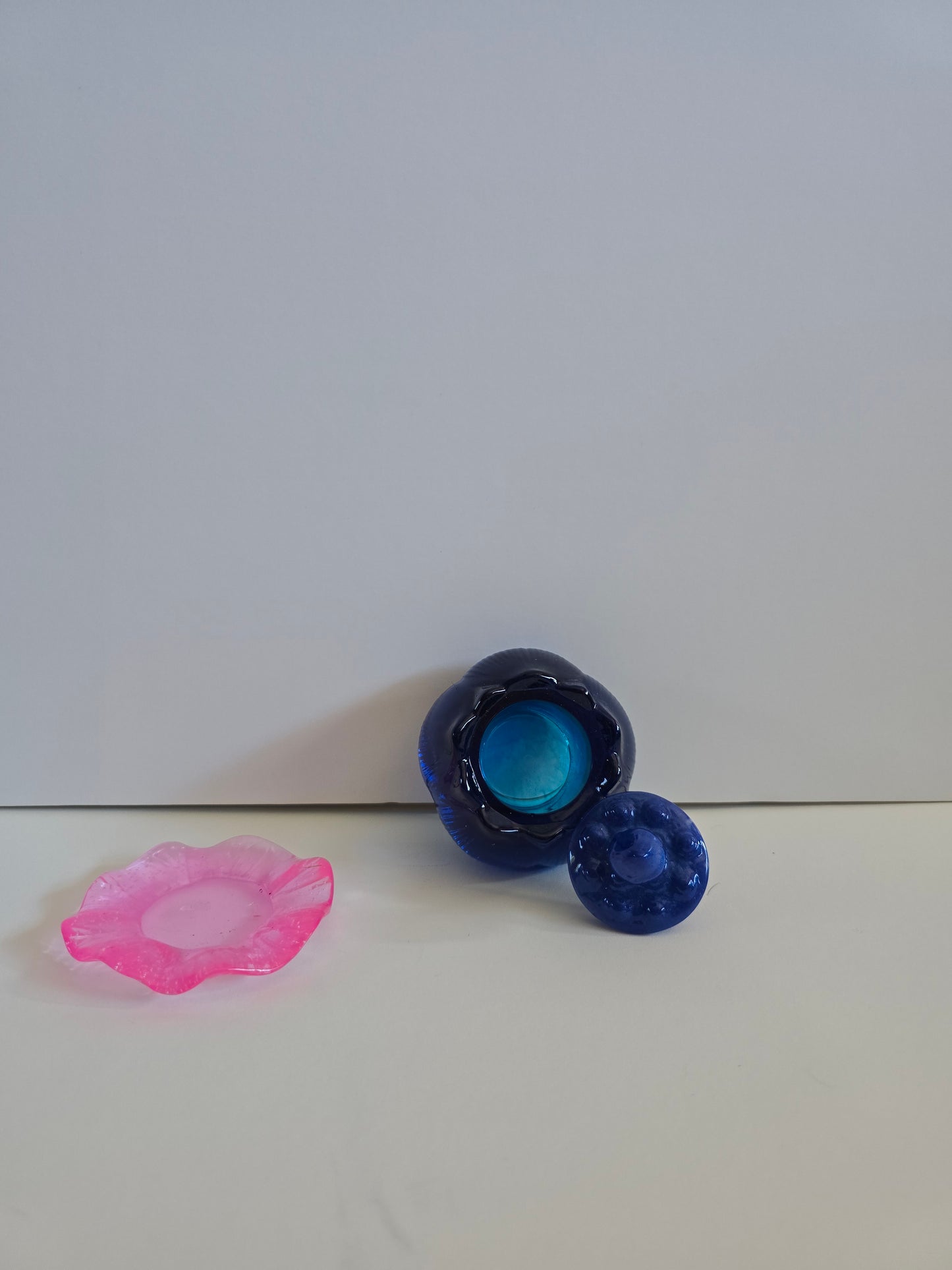 3 Piece Resin Flower 3 × 3 Inch. Is Holow And Can Be Used For Hiding Small Item